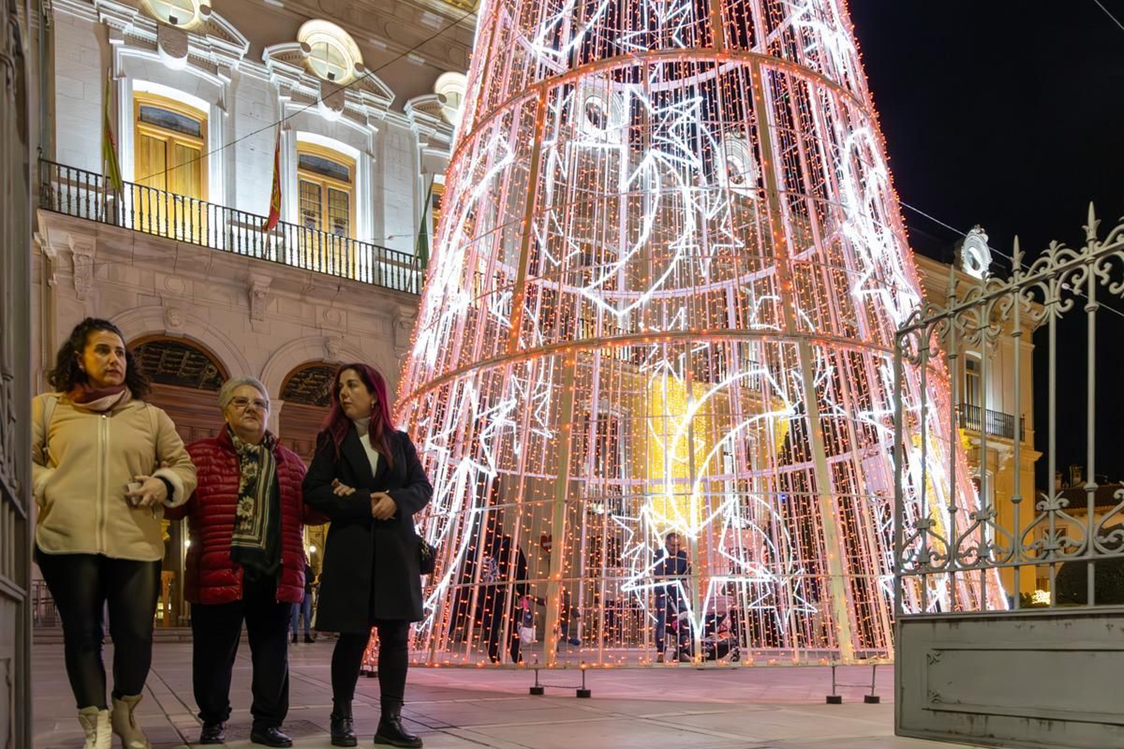 Los jienenses disfrutan de la magia de la Navidad recorriendo sus calles