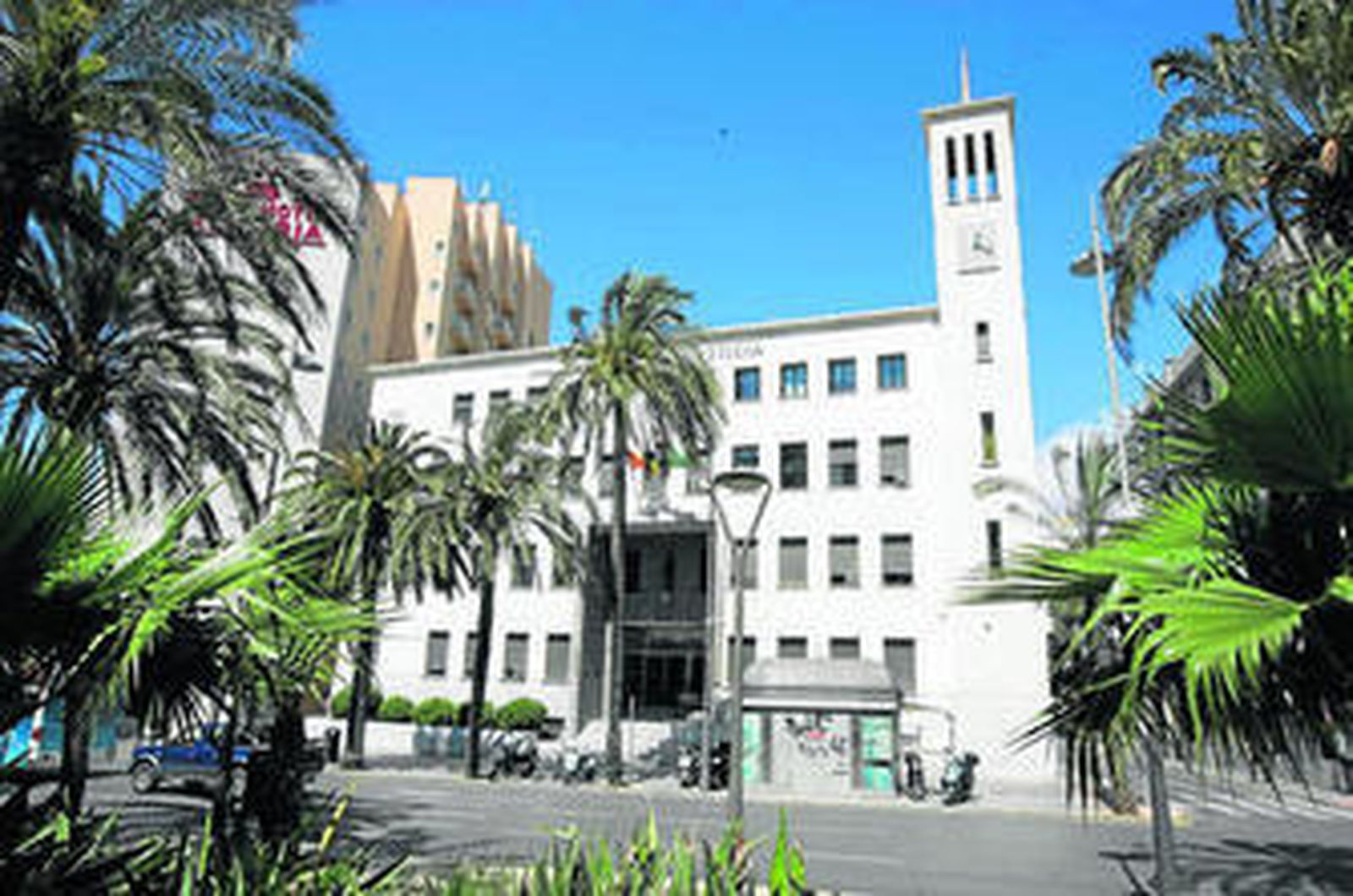 Vista de la fachada de la Audiencia Provincial de Almería.