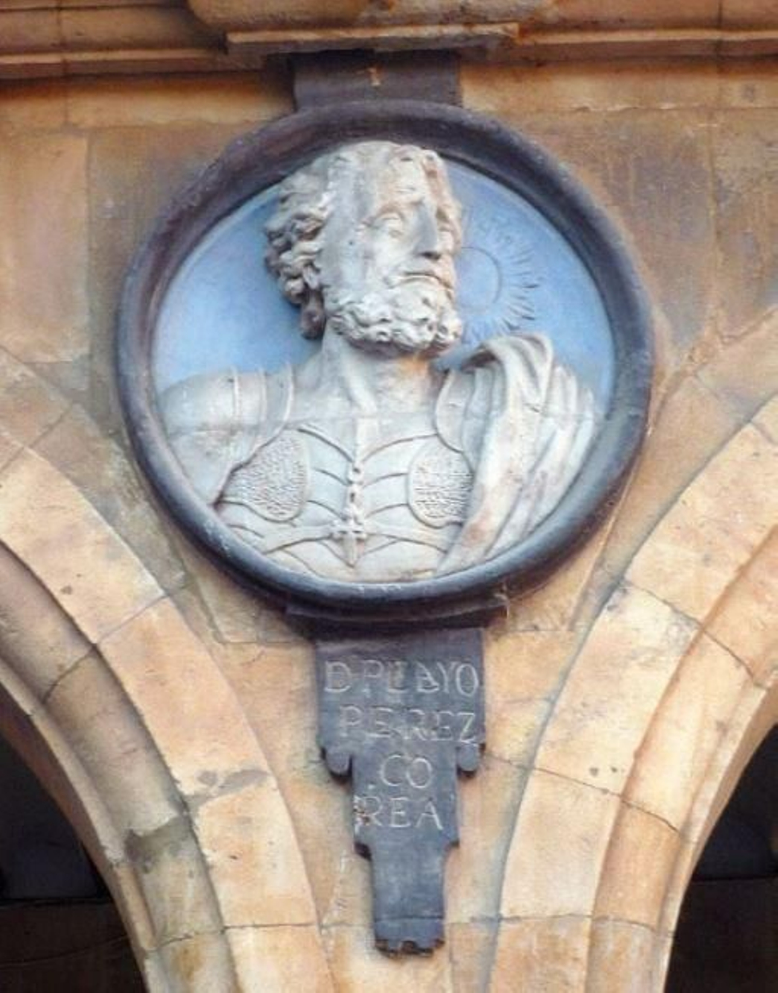 Medallón con la imagen del maestre Pelay Pérez Correa en la Plaza Mayor de Salamanca. Siglo XVIII.