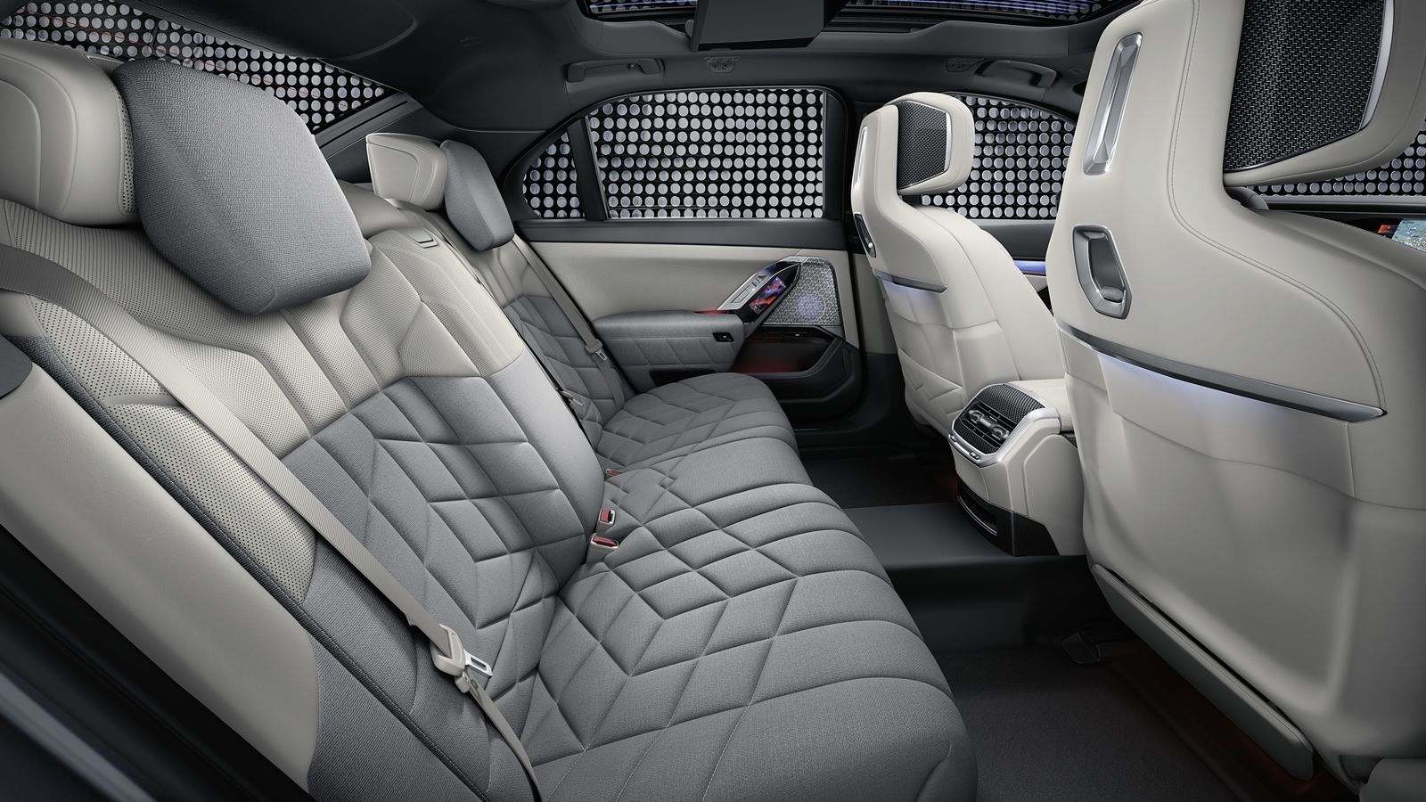 Espacio, refinamiento, confort... las plazas traseras lo tiene todo. Hasta un techo solar que podrá estar iluminado con filamentos de leds.