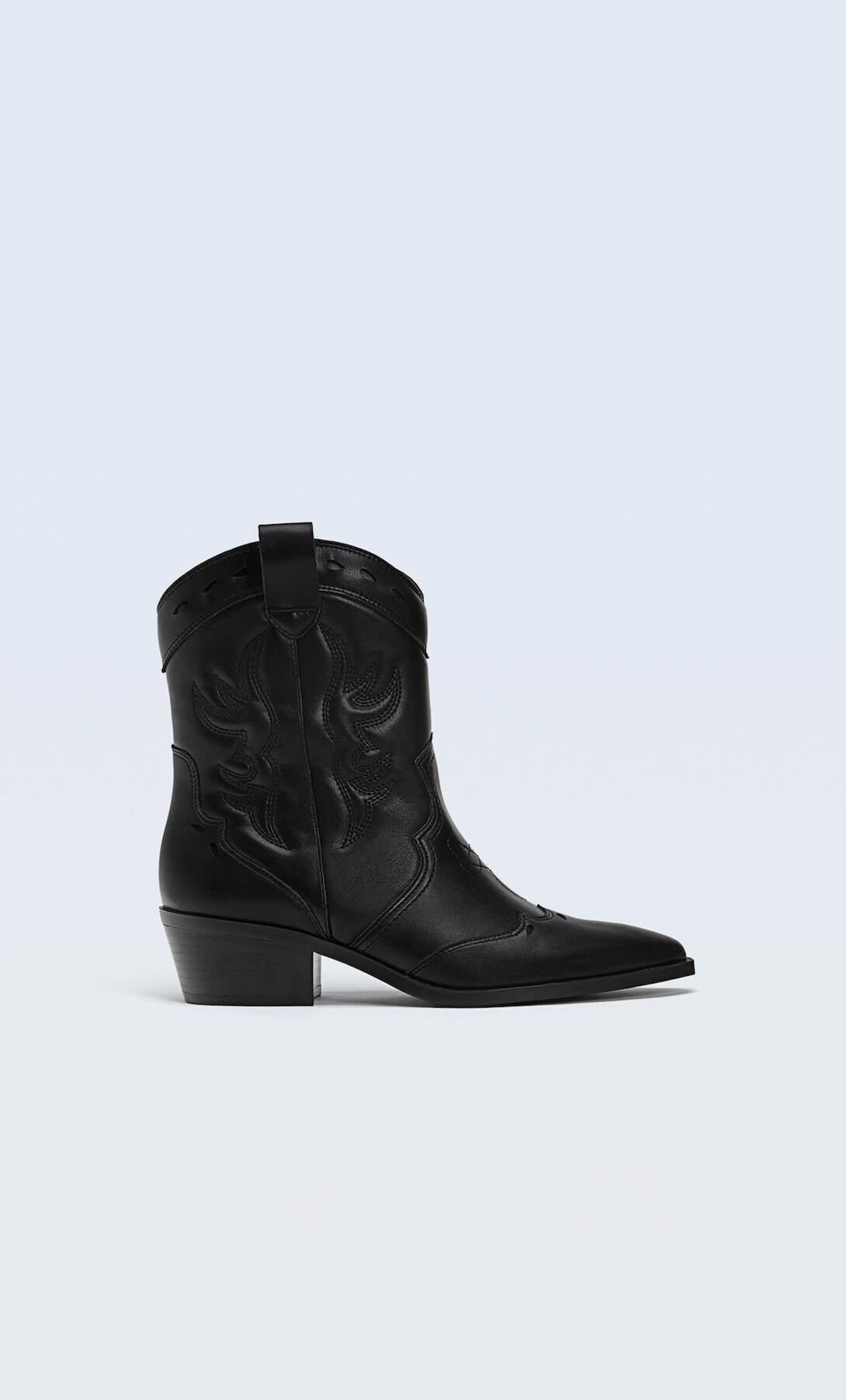 Botines cowboy de Stradivarius. Botines cowboy de Stradivarius.