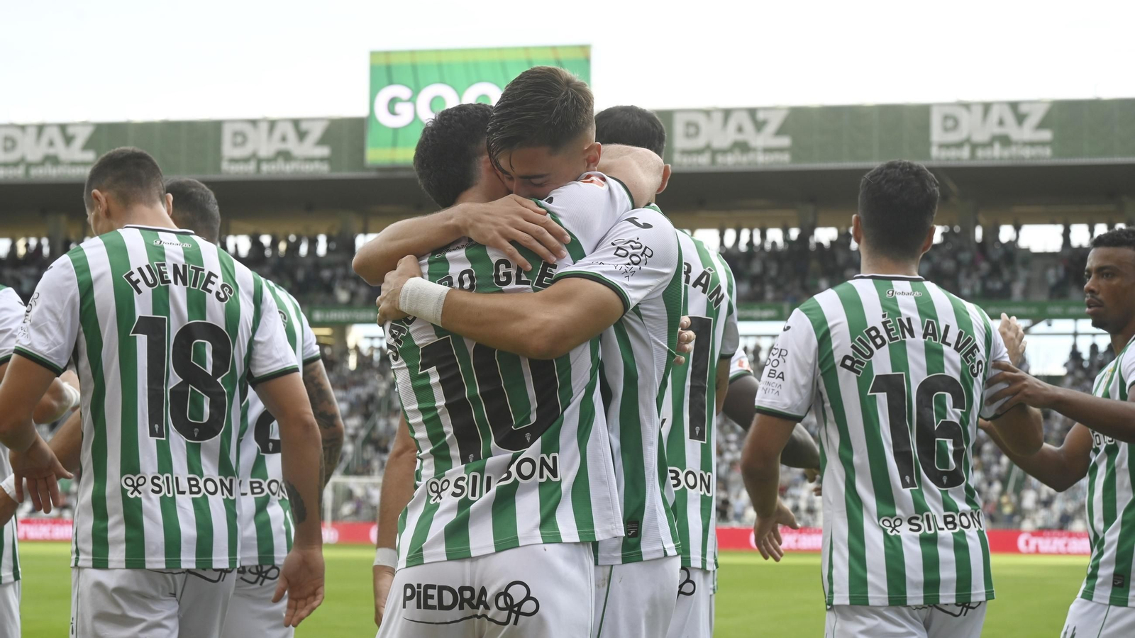 Jacobo abraza a Requena tras el primer gol del Córdoba CF ante el Ceuta.