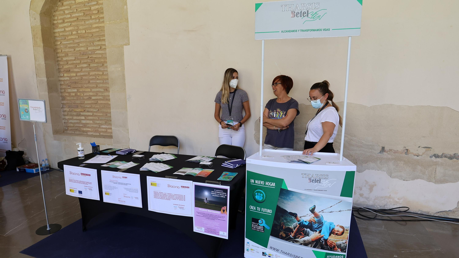 Imágenes de la Feria de la Diversidad en Los Claustros de Santo Domingo