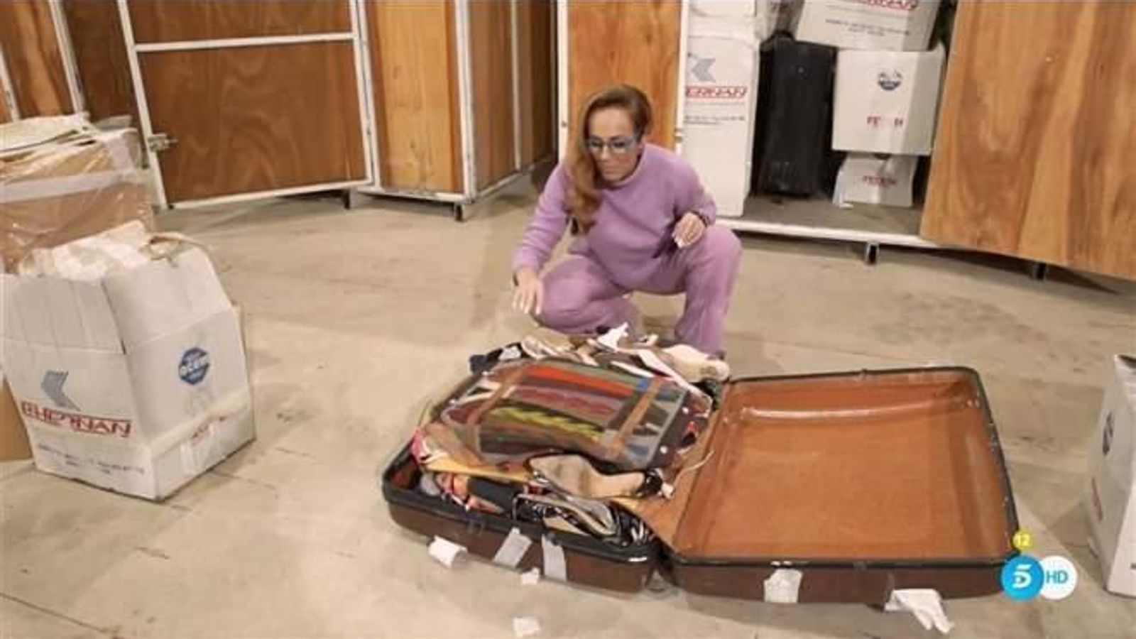 Rocío Carrasco, en un momento del programa, abriendo maletas.