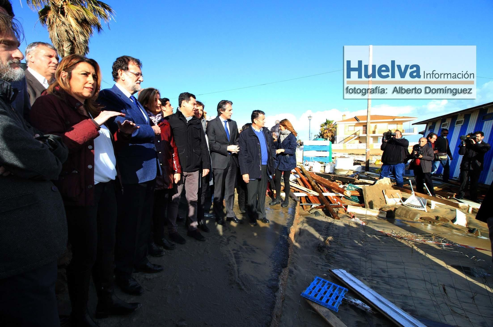 Imágenes de la visita de Rajoy y Susana Díaz a la playa de La Antilla