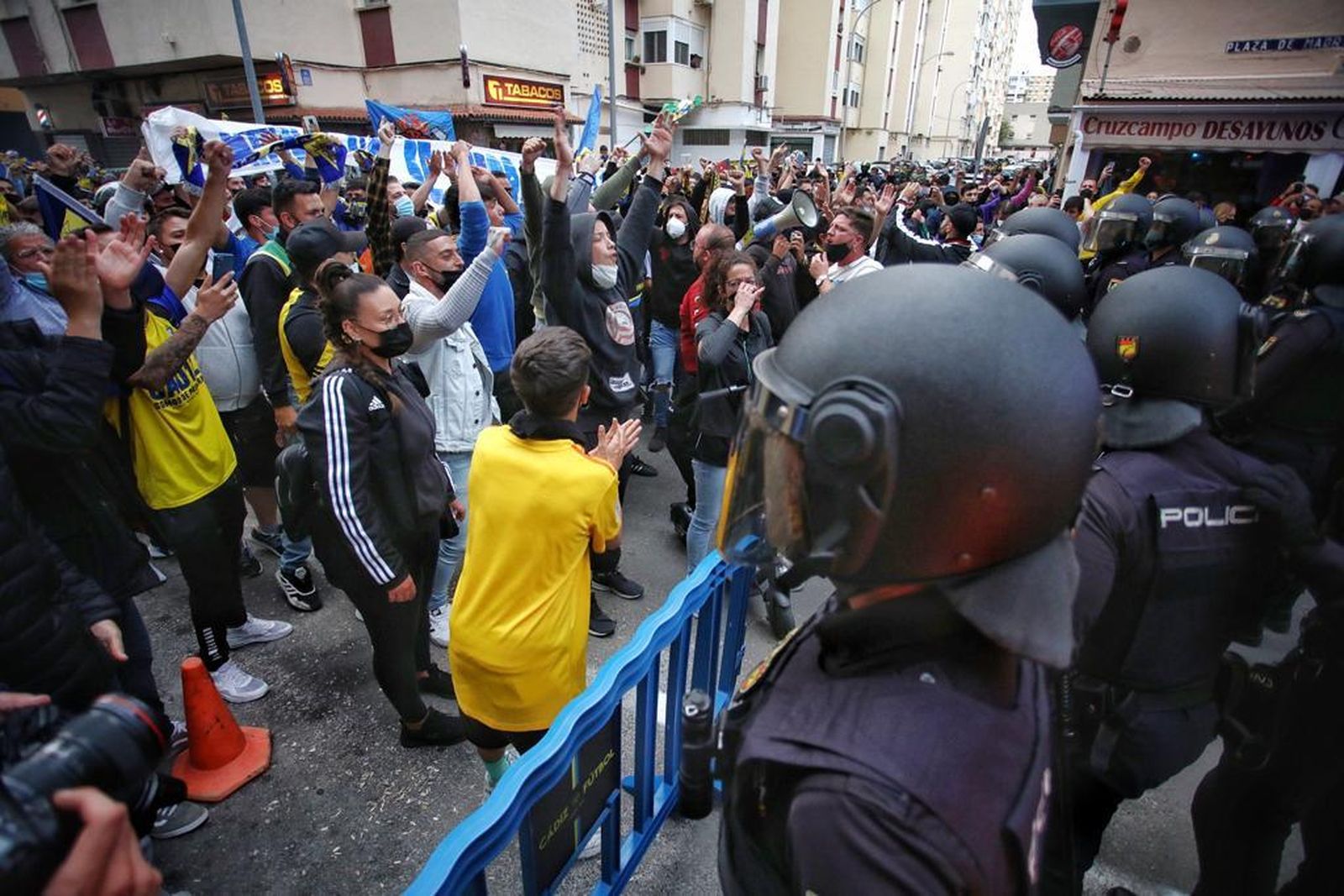 En imágenes, el espectacular recibimiento al autobús del Cádiz en la previa del partido frente al Real Madrid
