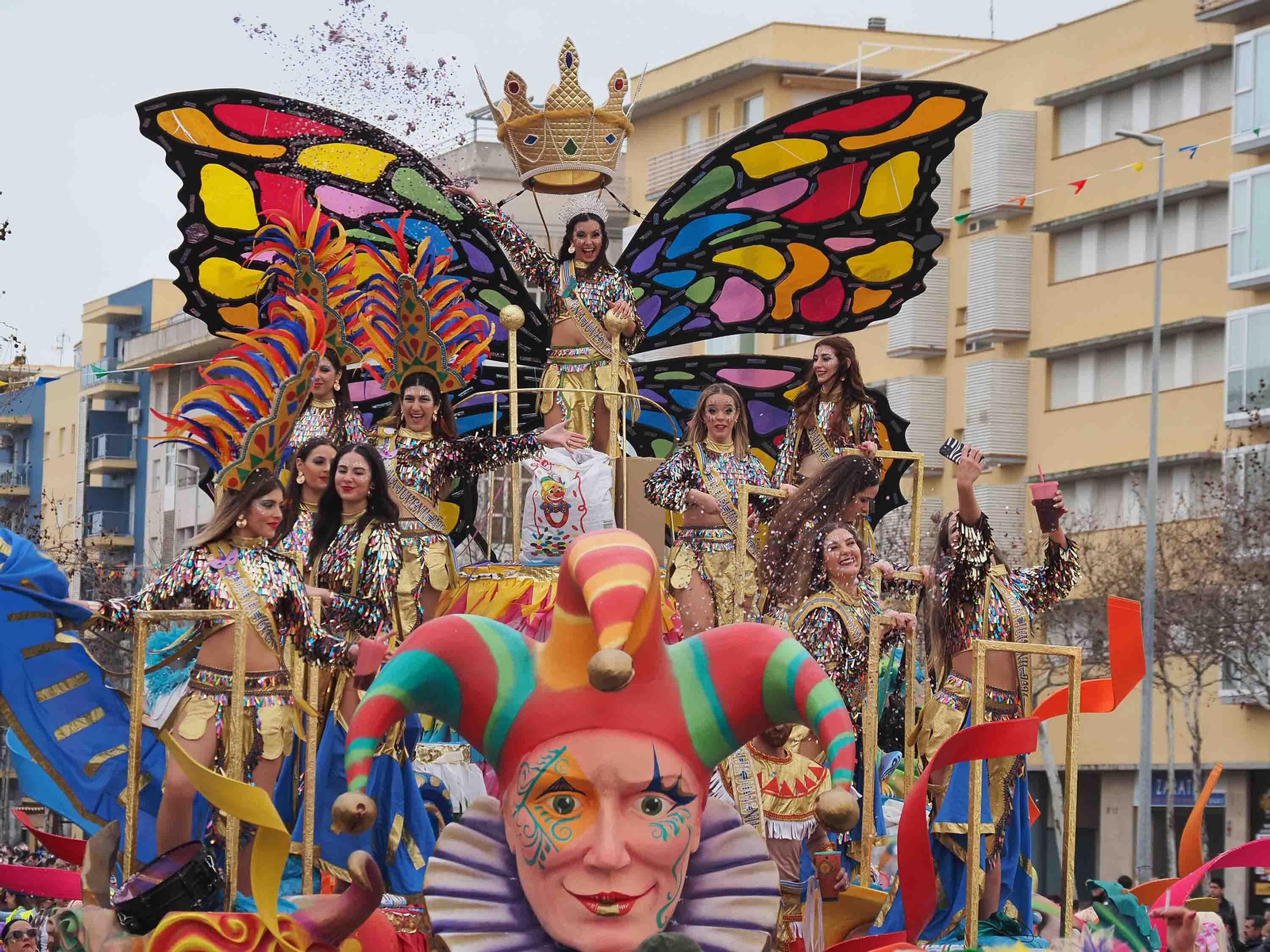 Las mejores imágenes del colorido pasacalles del Carnaval de Isla Cristina