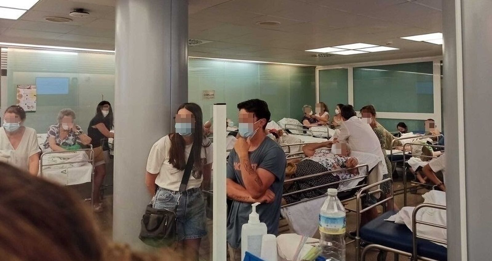 Pacientes en la sala de espera de Urgencias del Hospital Virgen del Rocío, el pasado lunes.