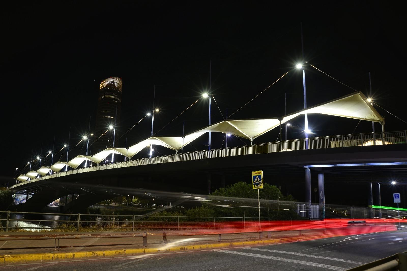 Una vista alejada del nuevo alumbrado del puente del Cristo de la Expiración.