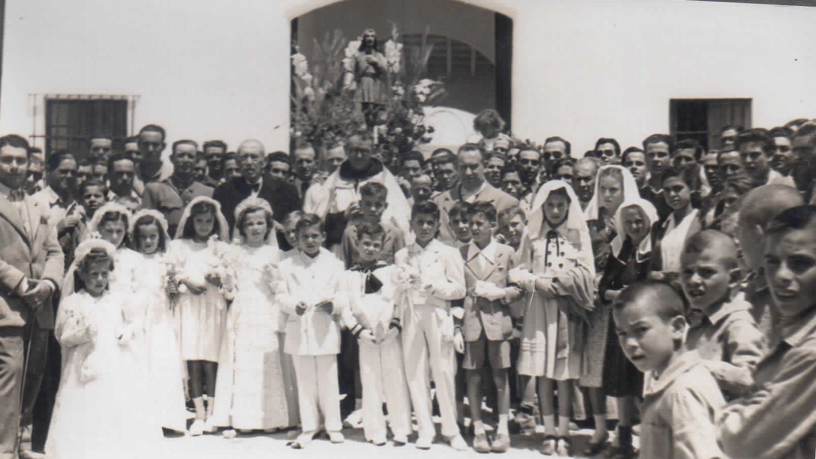 Toda la ciudadanía de la zona reunida en la romería de San Isidro Labrador.