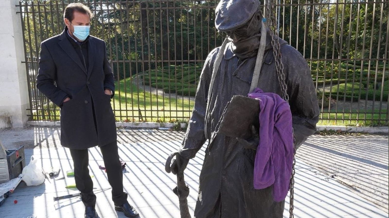Instalación en Valladolid del monumento a Delibes en la entrada a Campo Grande.