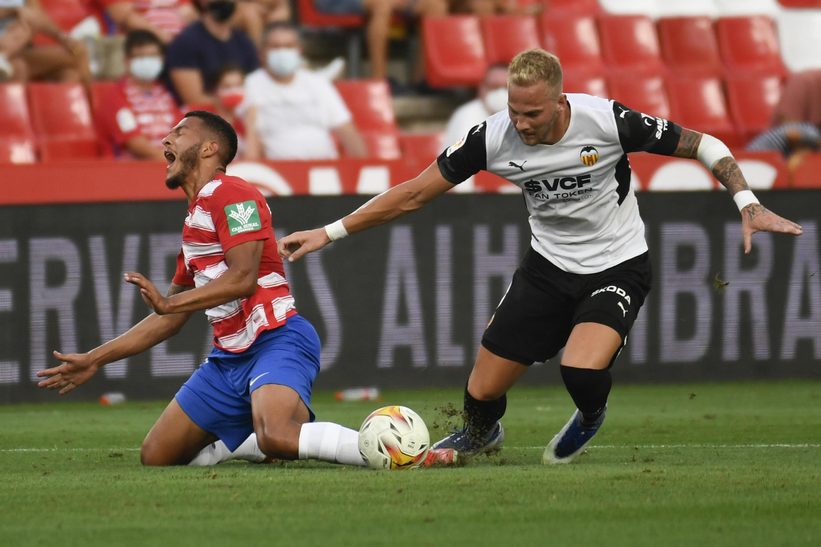 Luis Suárez es derribado por Racic.