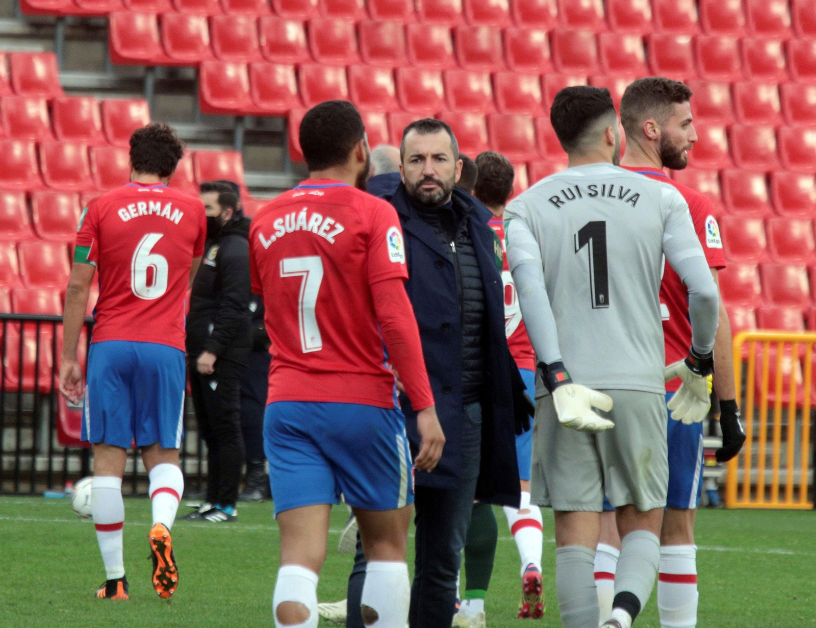 Diego Martínez saluda a Luis Suárez tras el duelo ante el Huesca.