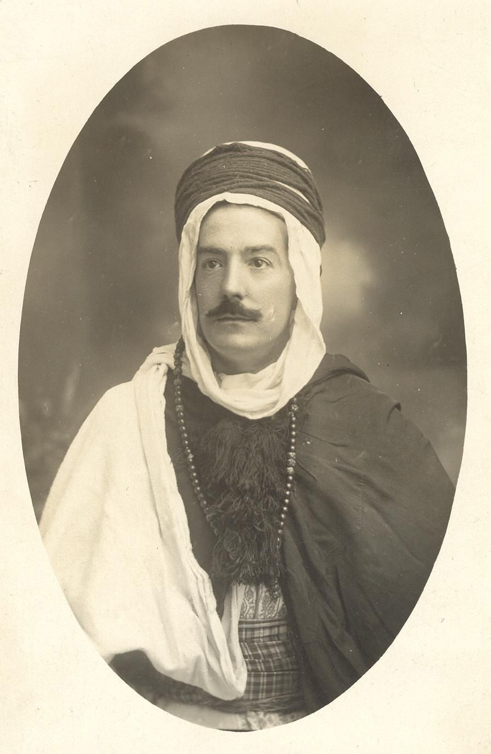 Retrato en postal personalizada del escritor Isaac Muñoz en el 1912