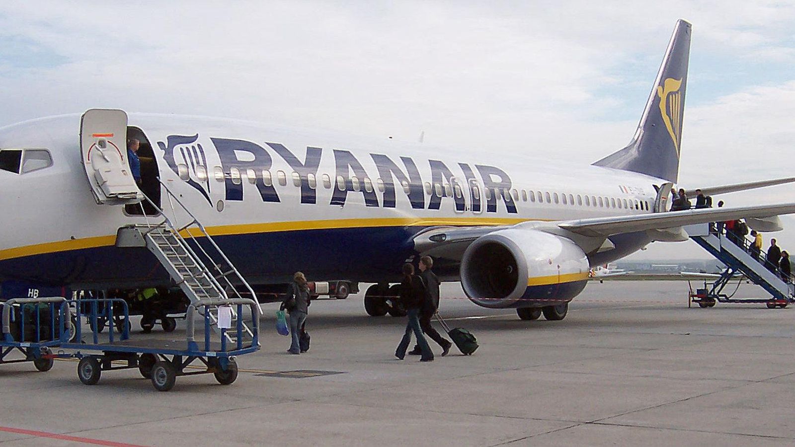 RYANAIR. En los cinco años en los que estuvo en Granada, la compañía irlandesa trabajó con nueve destinos distintos: Madrid, Barcelona, Londres-Stansted, Liverpool, Frankfurt, Milán, Nottingham, Bologna y Girona. Vivía de las subvenciones RYANAIR. En los cinco años en los que estuvo en Granada, la compañía irlandesa trabajó con nueve destinos distintos: Madrid, Barcelona, Londres-Stansted, Liverpool, Frankfurt, Milán, Nottingham, Bologna y Girona. Vivía de las subvenciones