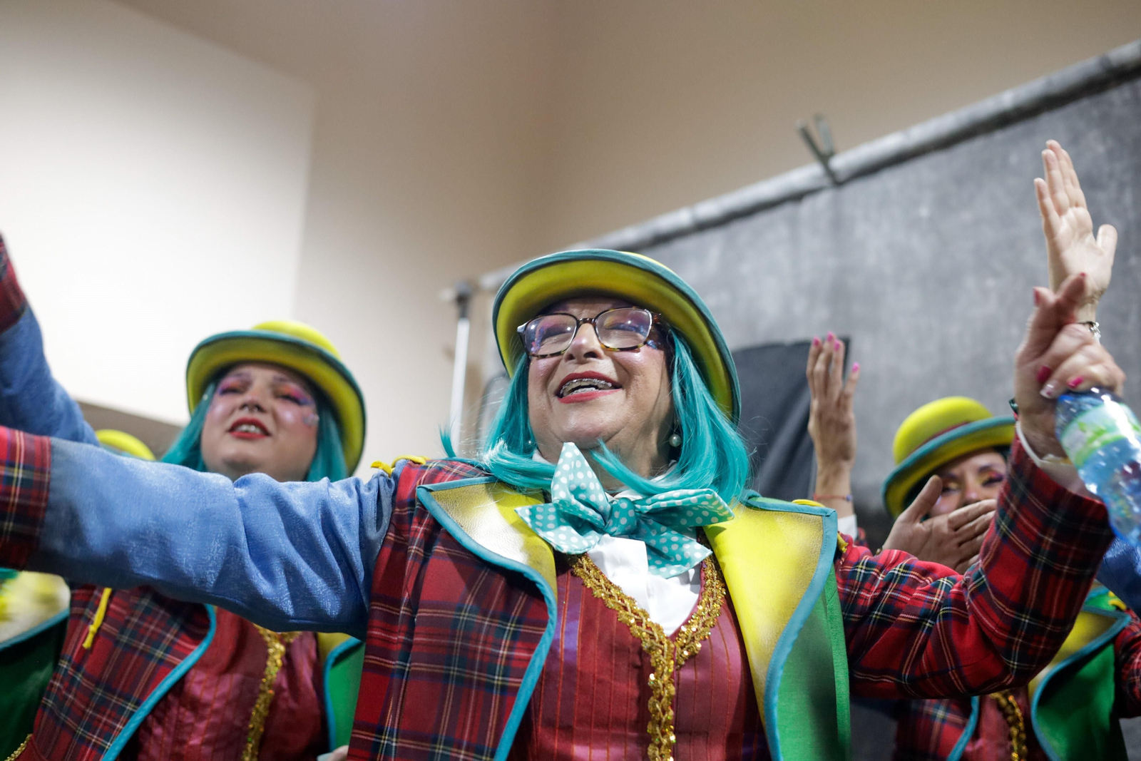 El  coro 'Los vitamina' en los camerinos del teatro Falla.