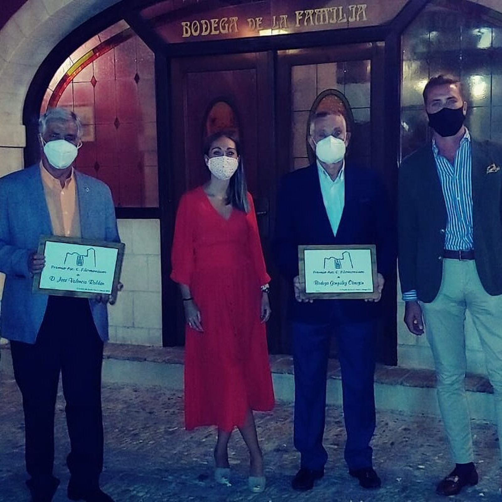 José Valencia Roldán y  Bodegas  Obregón recibieron los premios de Filomonium de la mano de su presidenta, Ana Rizo.