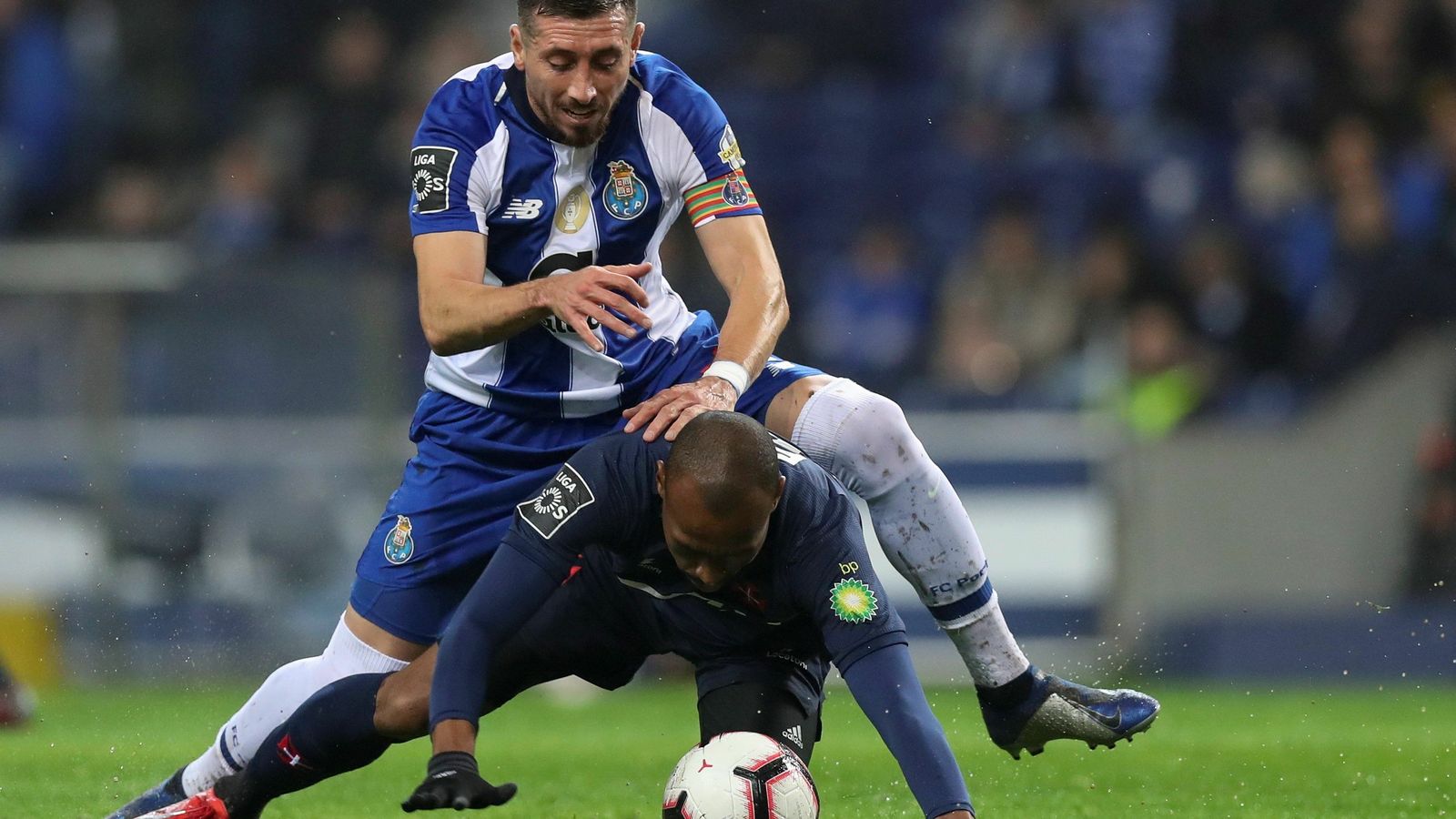 Héctor Herrera presiona a Djalo, del Belenenses.