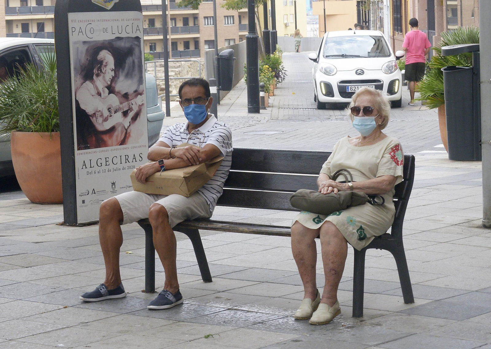 Dos personas con sus mascarillas en Algeciras.