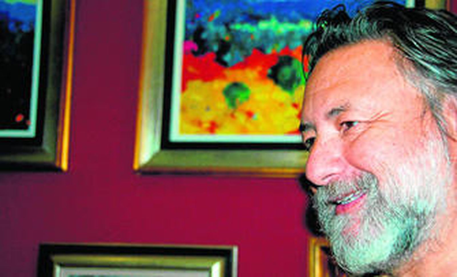 El pintor Pablo Capilla muestra sus últimas obras 'fauvistas' expuestas en el salón de su casa días atrás.