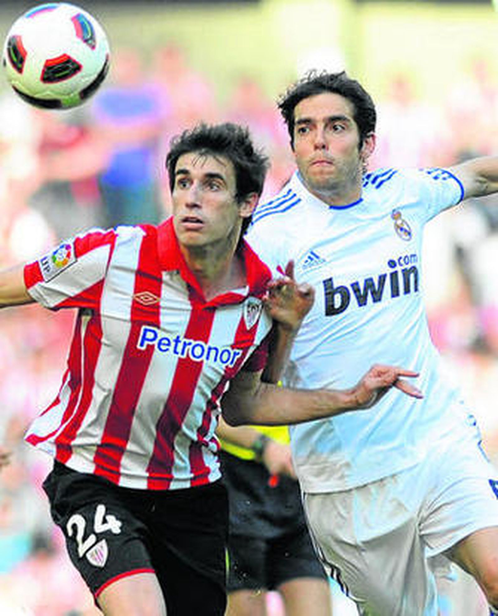 Kaká pugna con Javi Martínez durante el partido de ayer en San Mamés.
