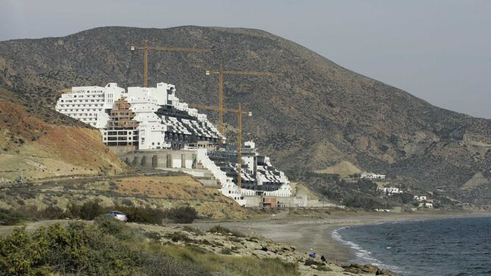 El Supremo remite al TSJA todas las resoluciones e informes sobre el hotel El Algarrobico