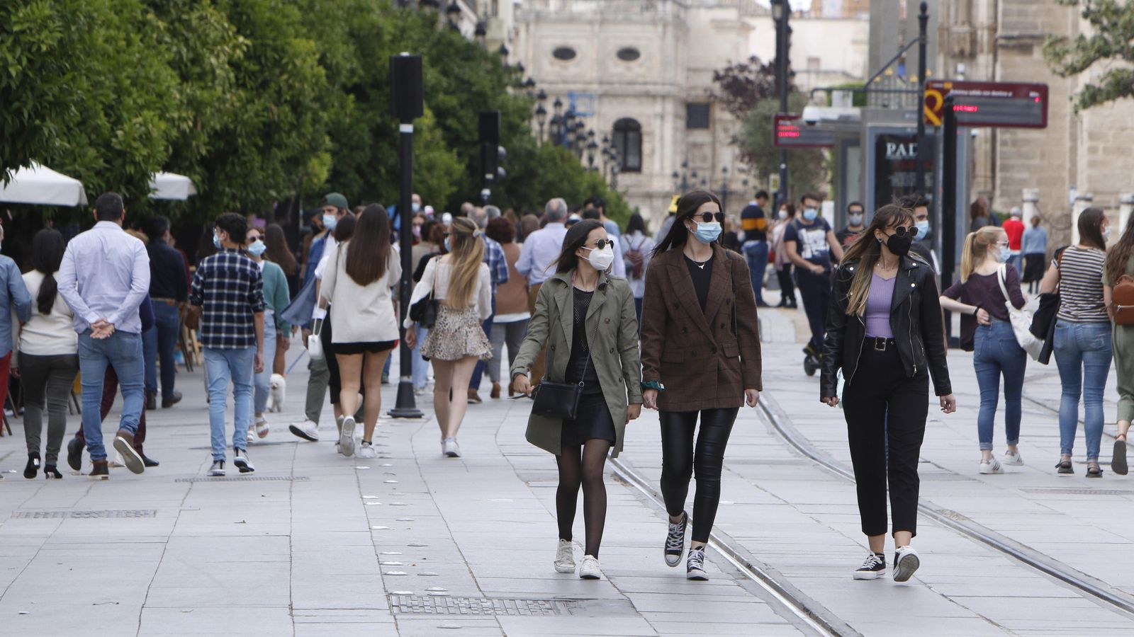 La Avenida de la Constitución repleta de gente en esta jornada festiva.