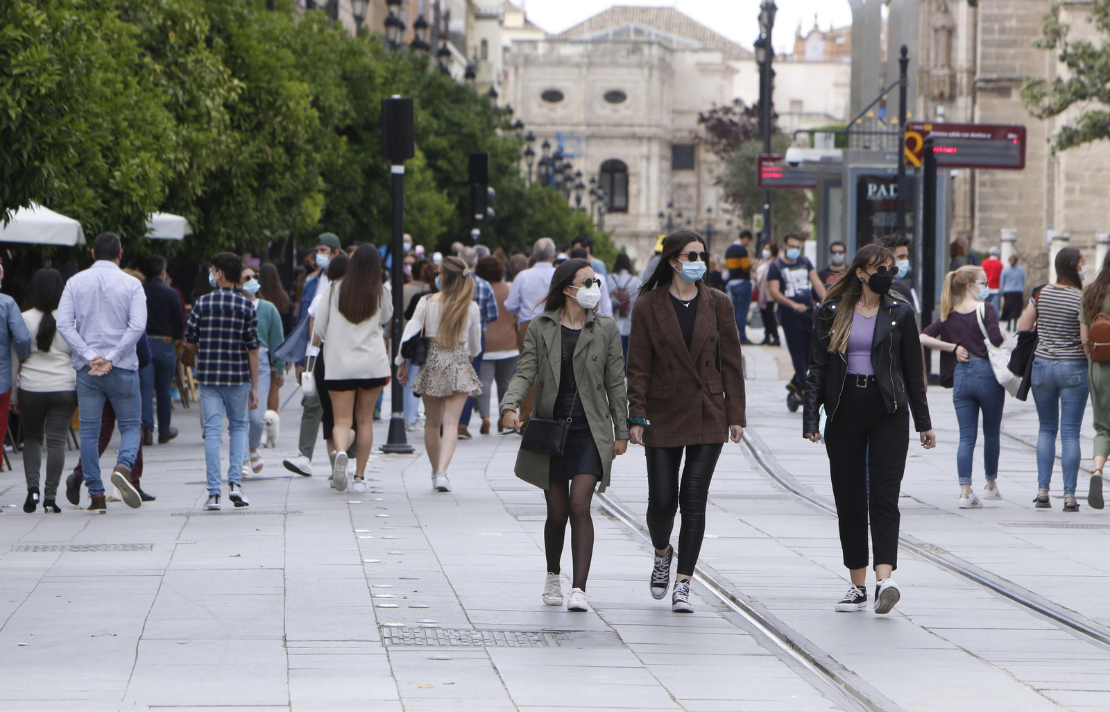 Gente paseando por la Avenida de la Constitución