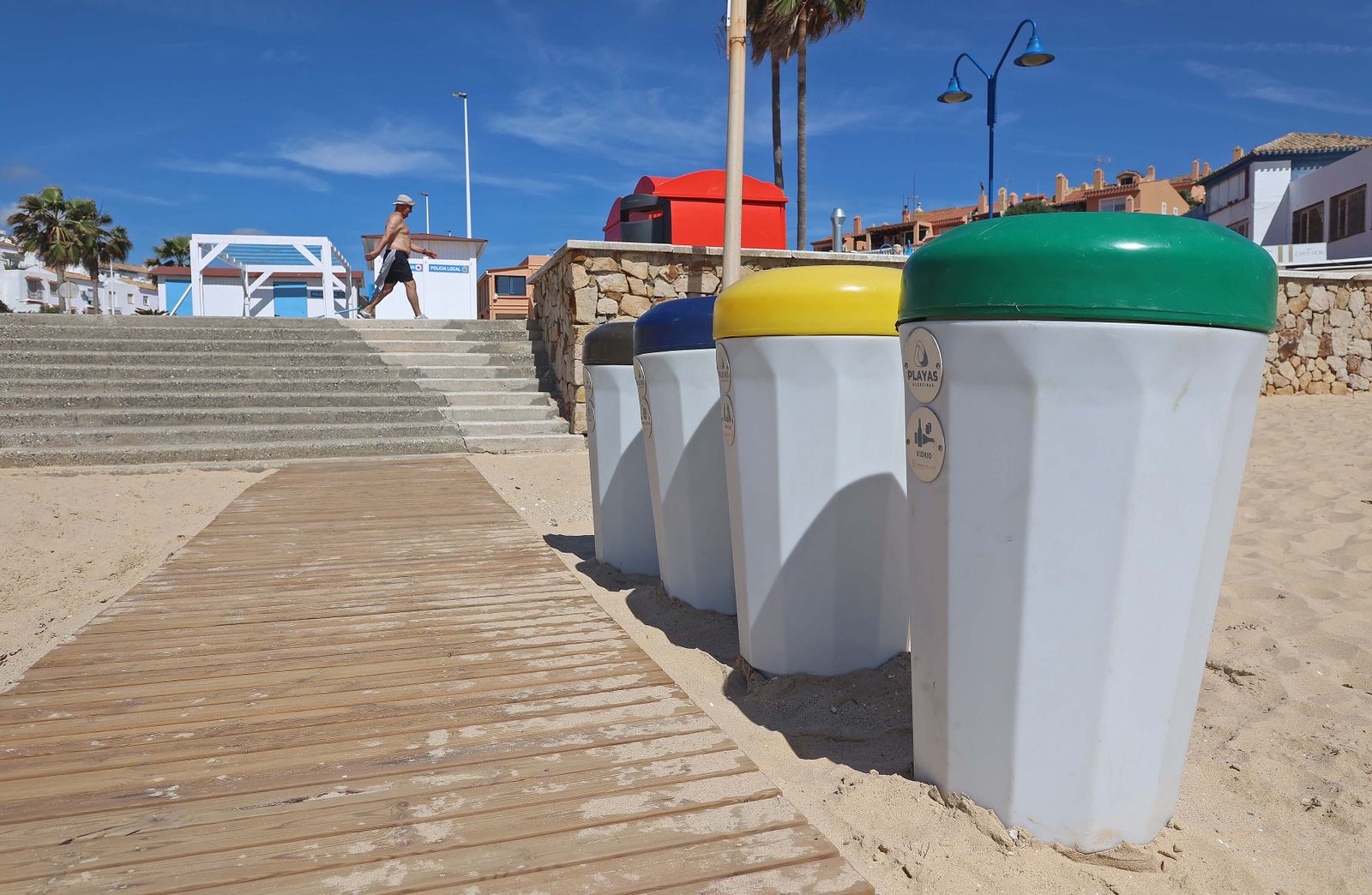 Imágenes de los preparativos para  la temporada de playas en Getares
