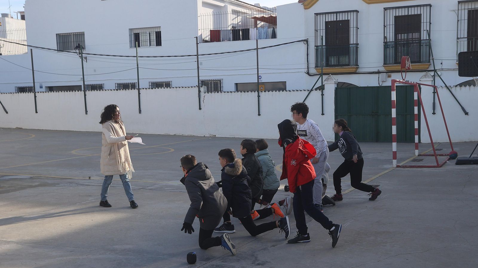 Los niños participan en una actividad que se desarrolla en el patio del CEIP San Ignacio del Viar.