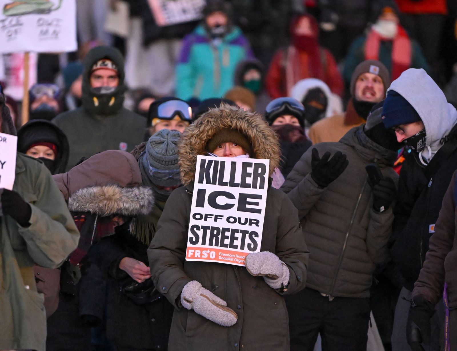 Participantes en una vigilia vespertina en Whittier Park, cerca del lugar donde Pretti fue abatido en Mineápolis.