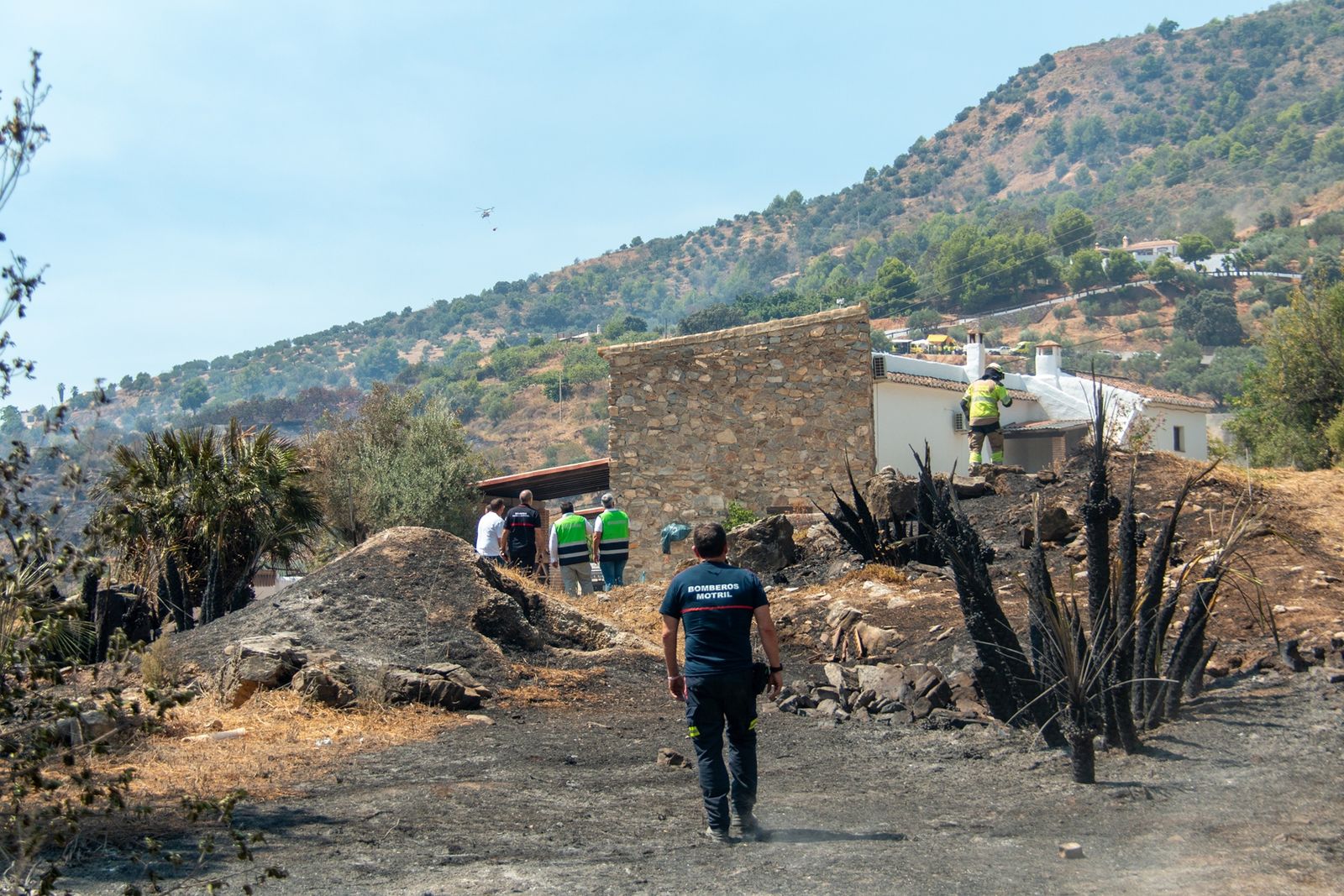 El trabajo para controlar el incendio de Almuñécar, en imágenes
