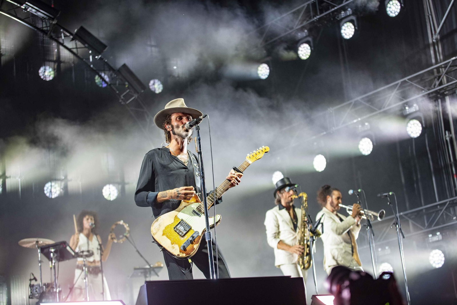 Leiva durante su concierto para cerrar la Feria de Almería.