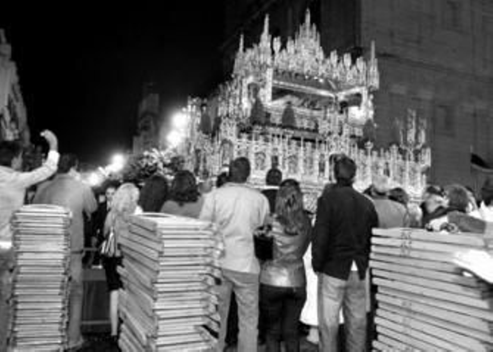 Segundo paso del Santo Entierro, con el Señor yacente, a la salida de la Catedral tras el aguacero.
