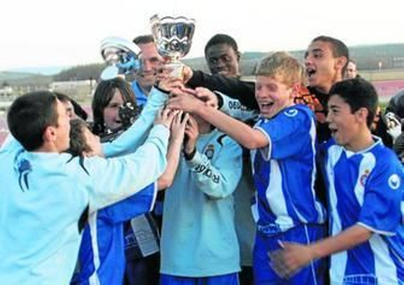 Los jugadores del Espanyol celebran la consecución del título tras superar al Sevilla en la final.