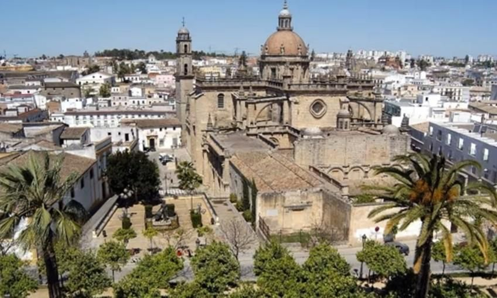 Vista aérea de Jerez con su catedral en el centro.