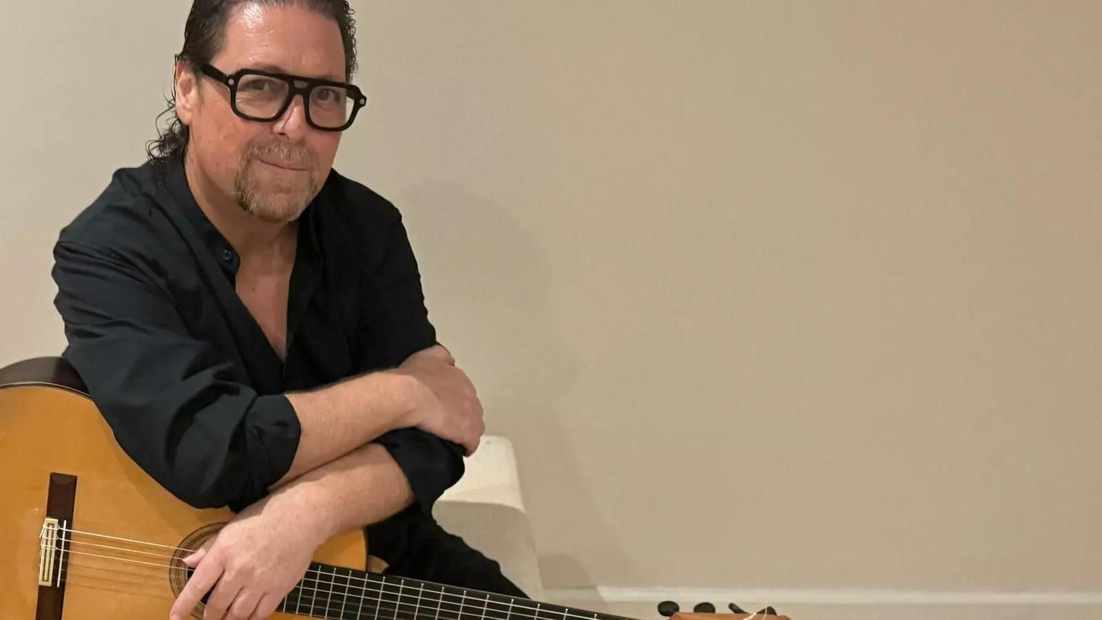 El guitarrista onubense José Luis de la Paz, junto a su guitarra El guitarrista onubense José Luis de la Paz, junto a su guitarra