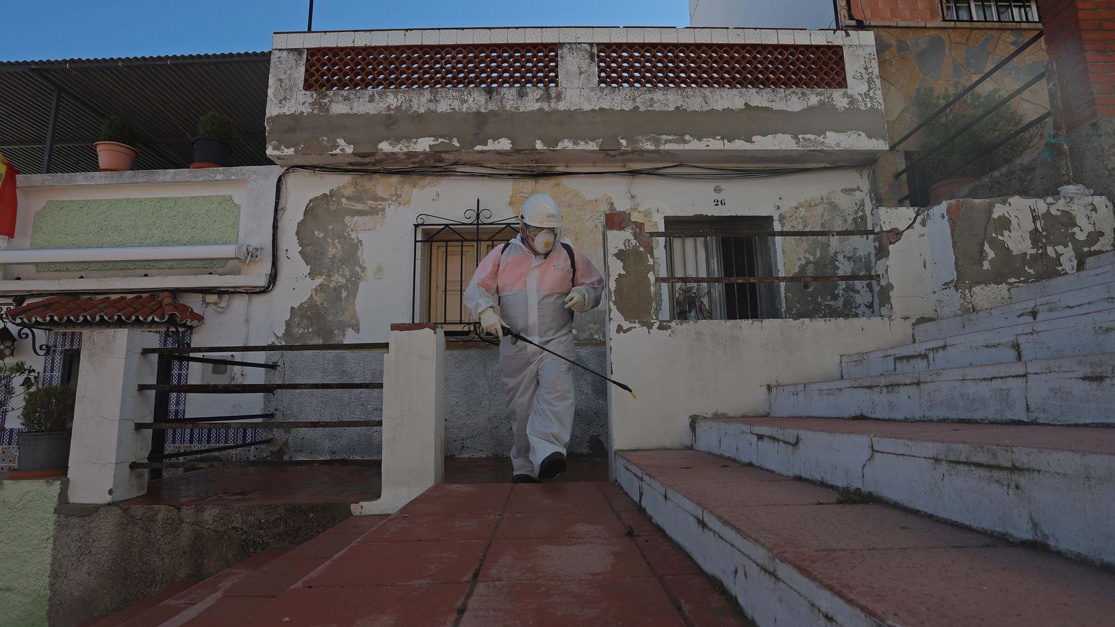 Desinfección de una de las calles de Tesorillo.