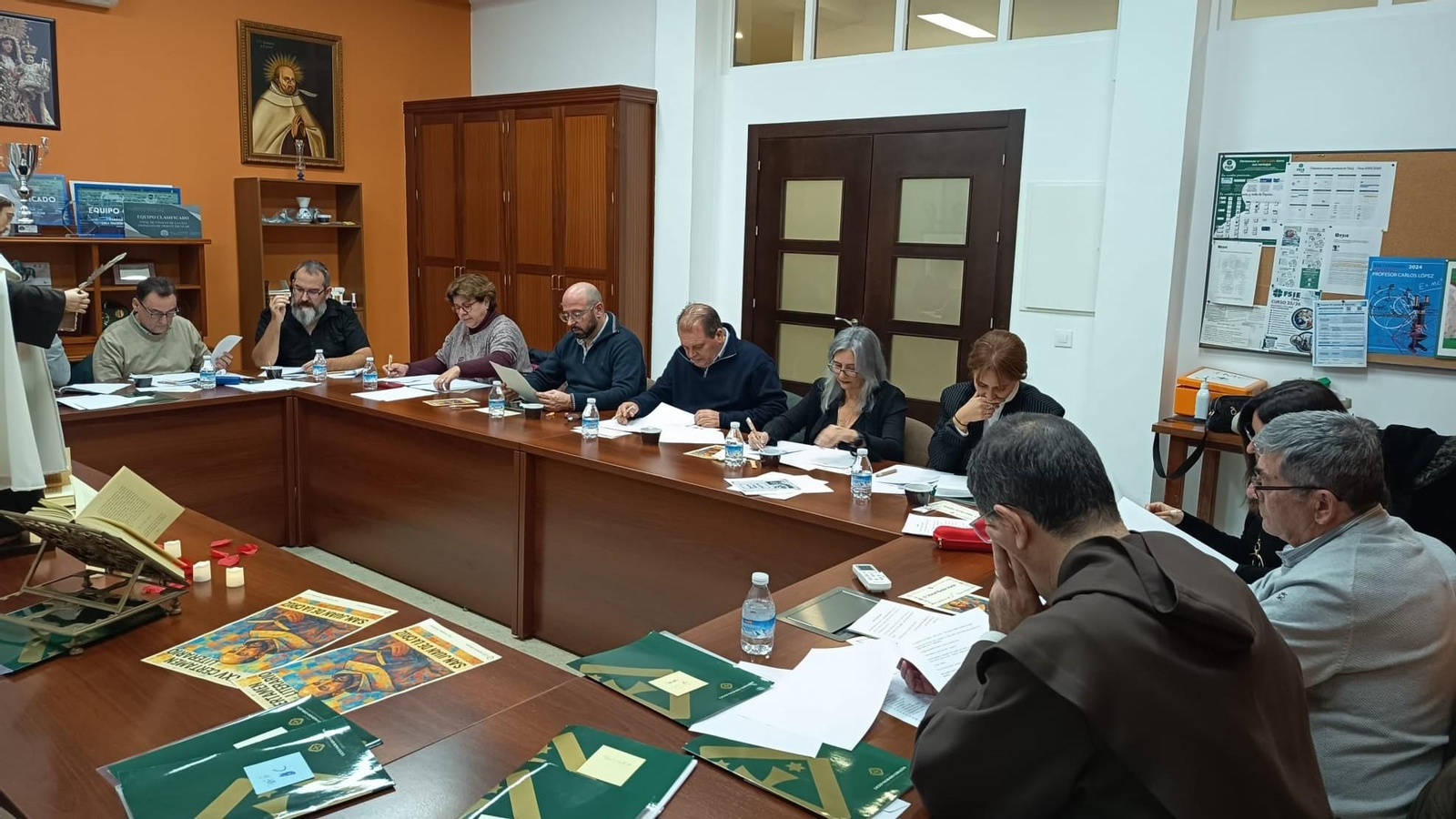 Reunión del jurado del certamen literario escolar San Juan de la Cruz, en San Fernando