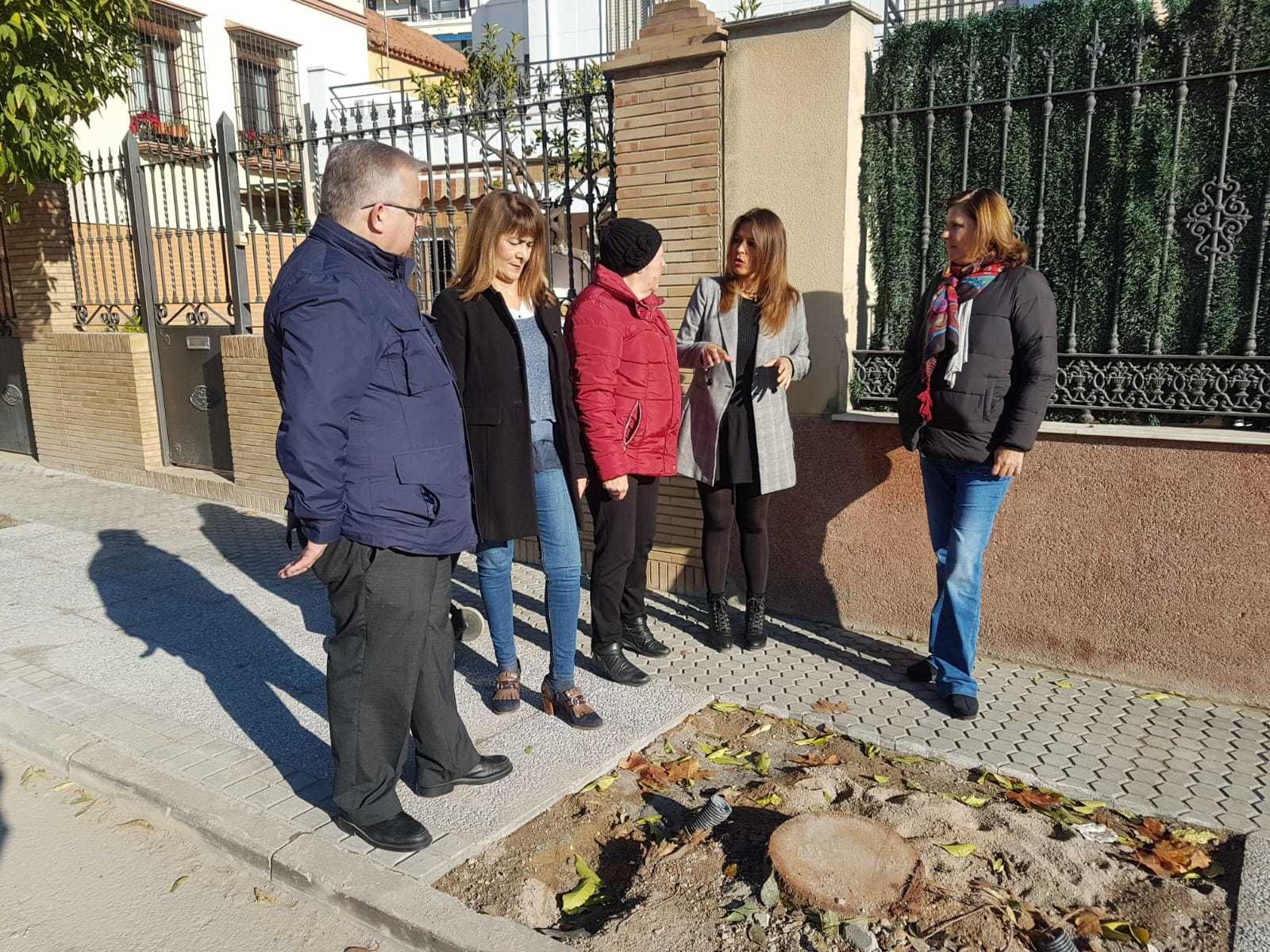 Evelia Rincón junto a algunos vecinos del barrio de Nervión.