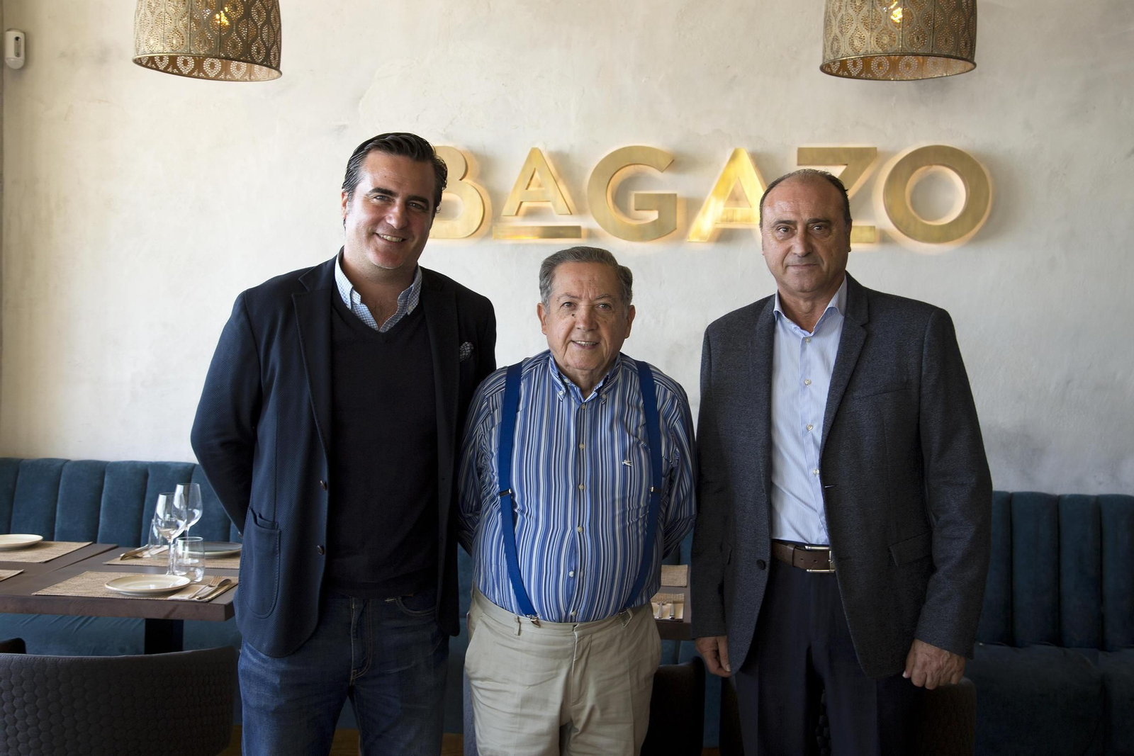 Adolfo Jaime (centro) con Juan Luis Pinto (derecha)  y Guillermo Santa Cruz,  propietario del restaurante.