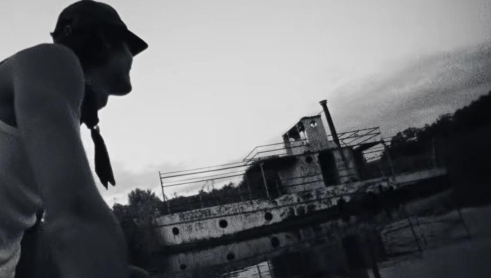 Imagen extraída del videoclip de Bunbury en el que se refleja el antiguo barco Mississippi encallado en el lago de Arcos