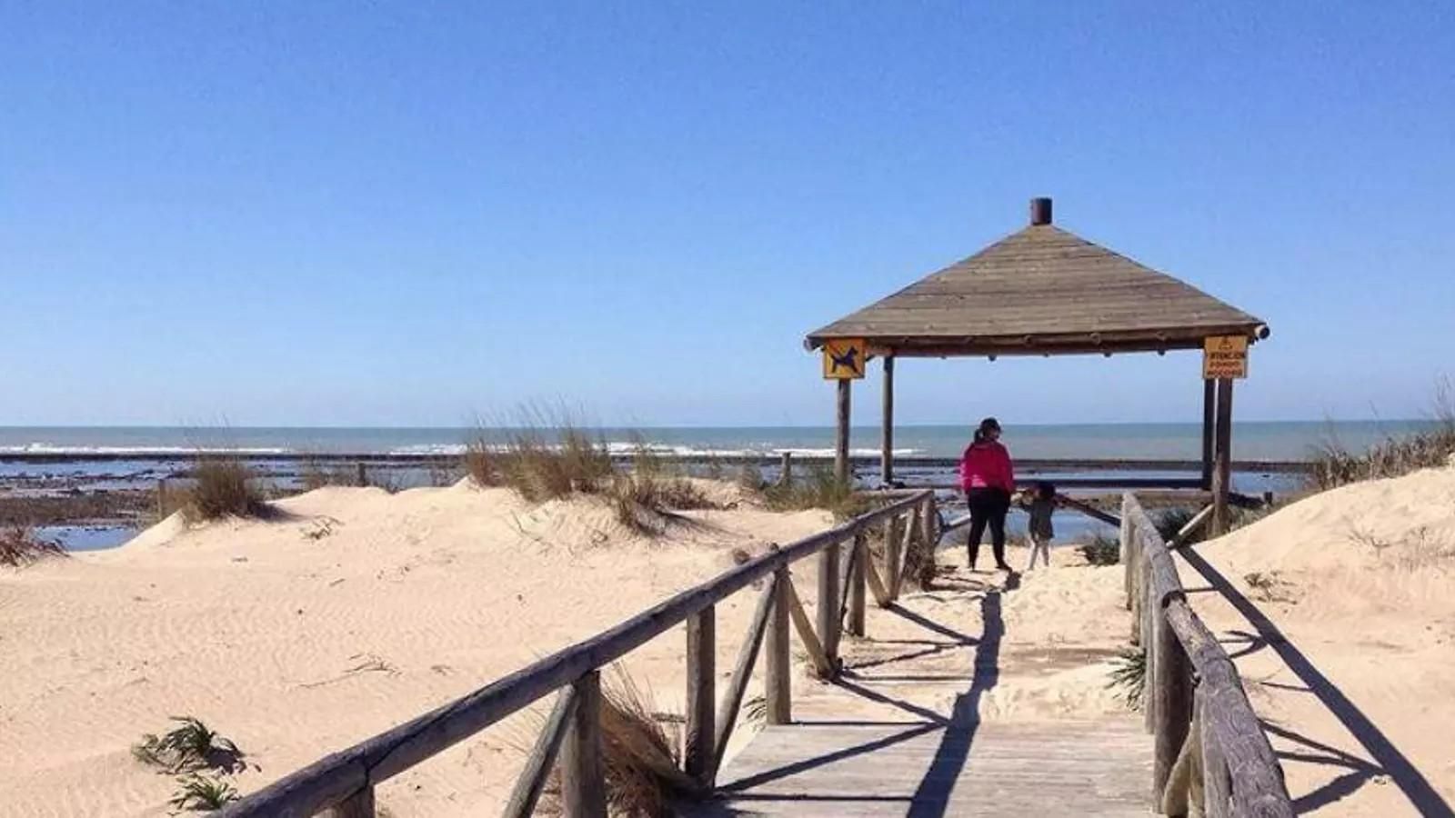 Plataforma de la playa de El Camarón, en Chipiona. Plataforma de la playa de El Camarón, en Chipiona.
