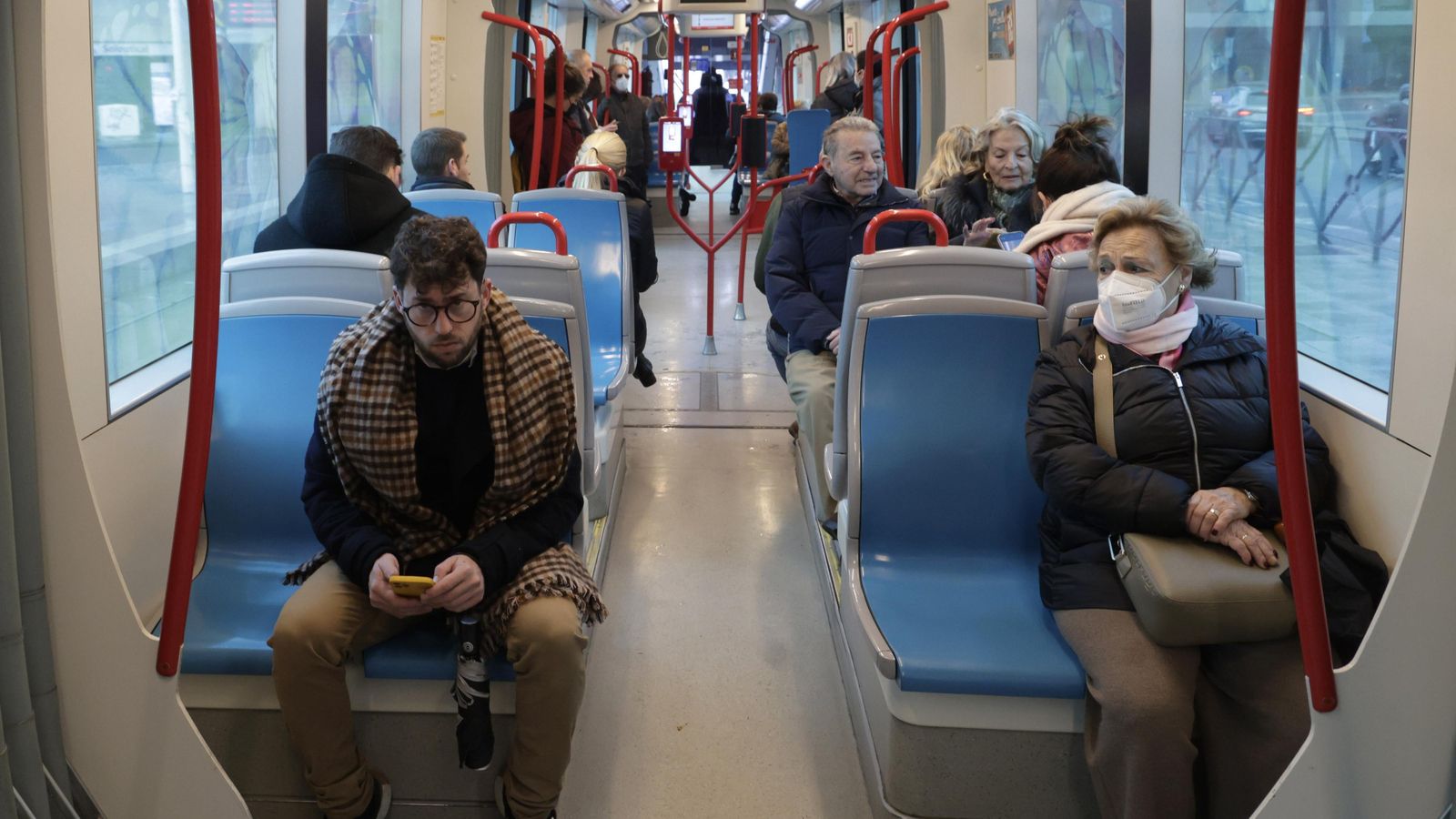 Algunos de los usuarios del tranvía en el primer día de la retirada de la obligación del uso de mascarillas.