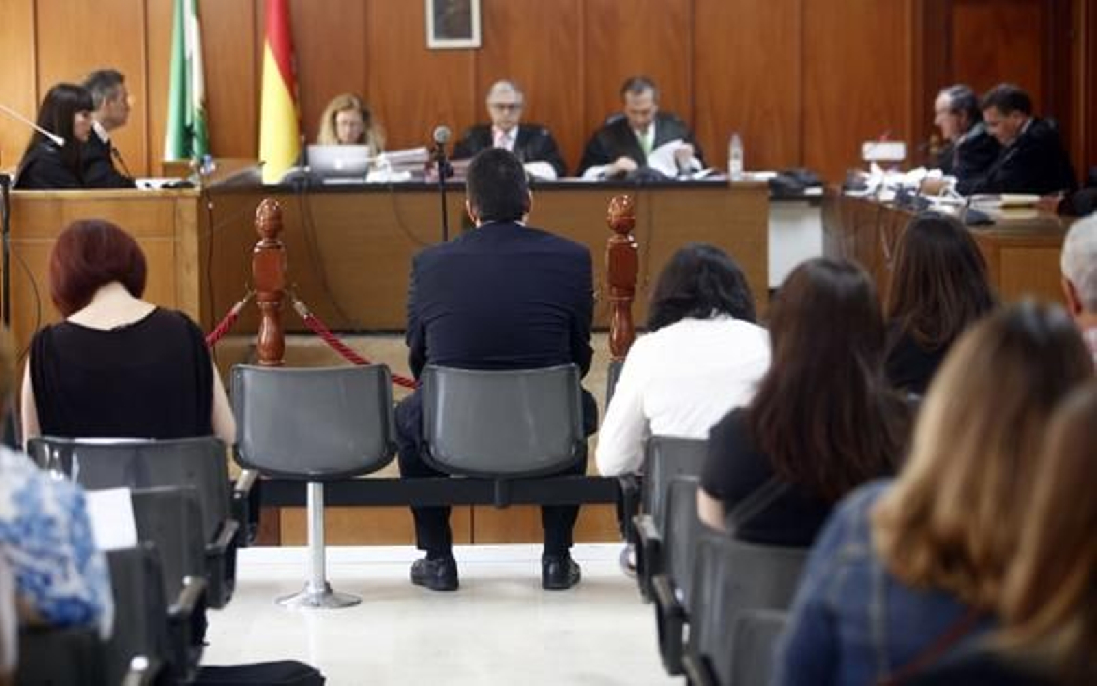 López Luna, de espaldas, durante la última sesión del juicio celebrada este jueves. /Jesús Marín