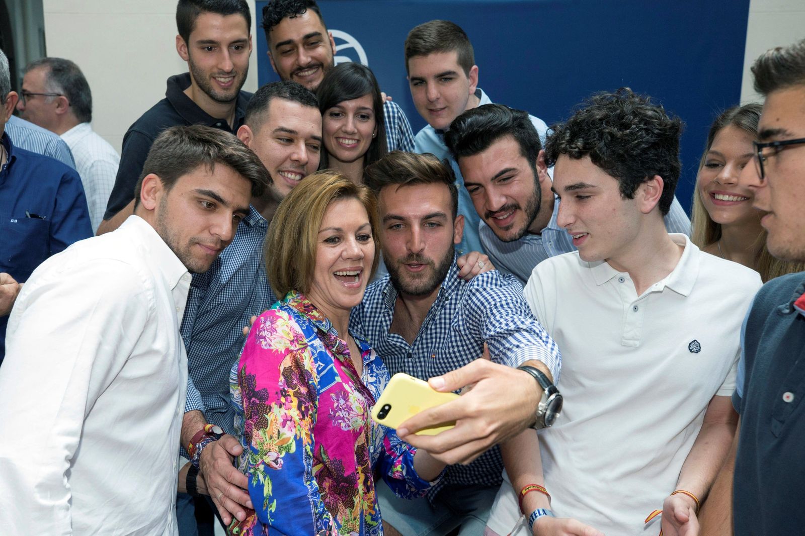 María Dolores de Cospedal se hace un selfie con miembros de Nuevas Generaciones ayer en Murcia.