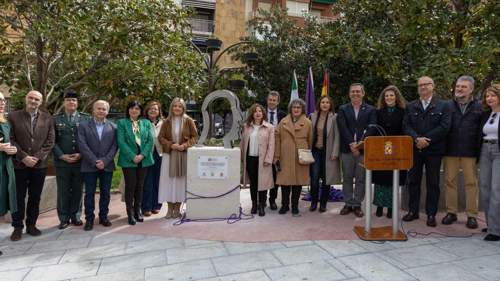 Jaén rinde homenaje a la salud mental con una escultura en la Plaza de la Libertad