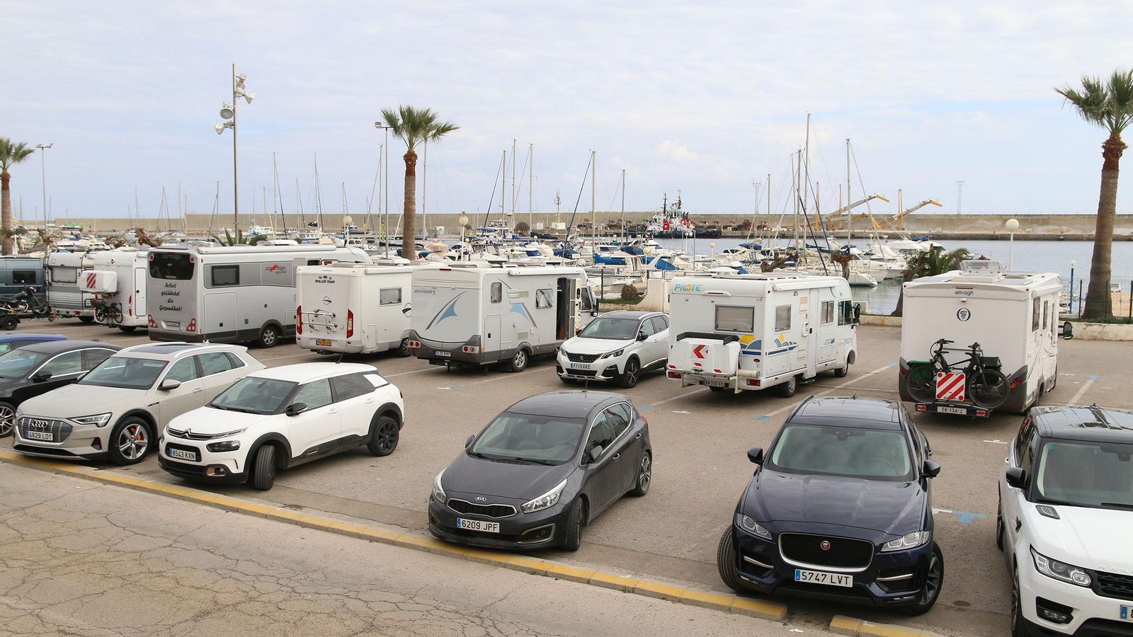 Caravanas en el aparcamiento del puerto de Garrucha