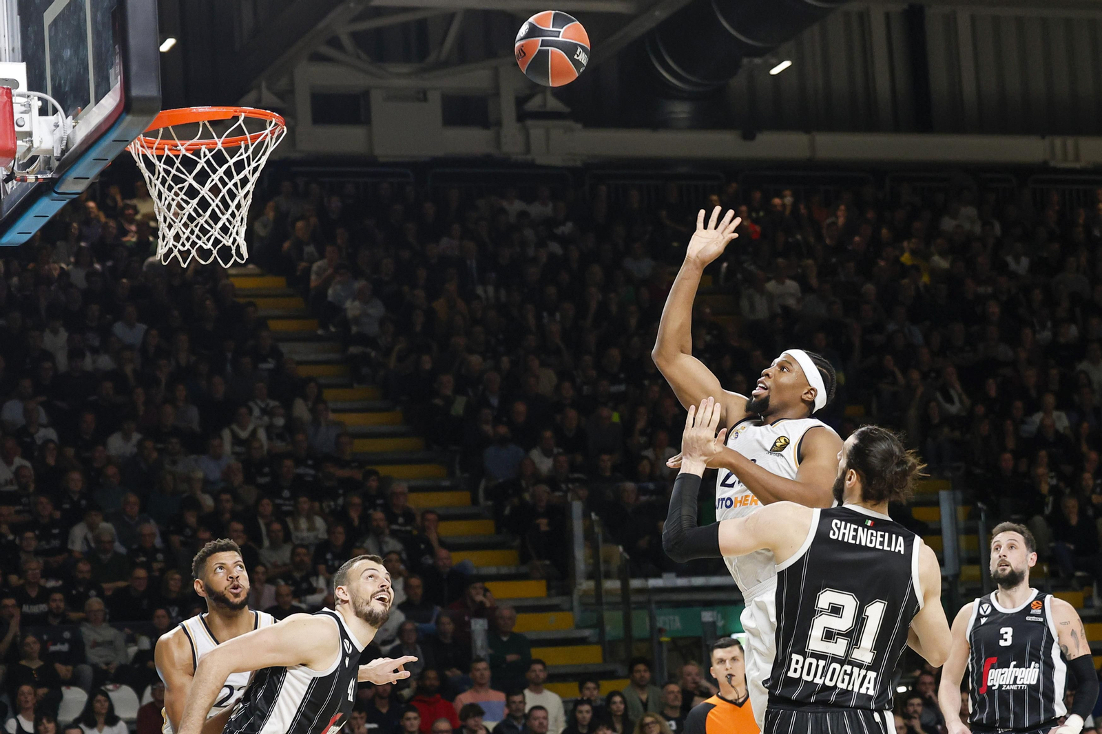 Yabusele lanza a canasta