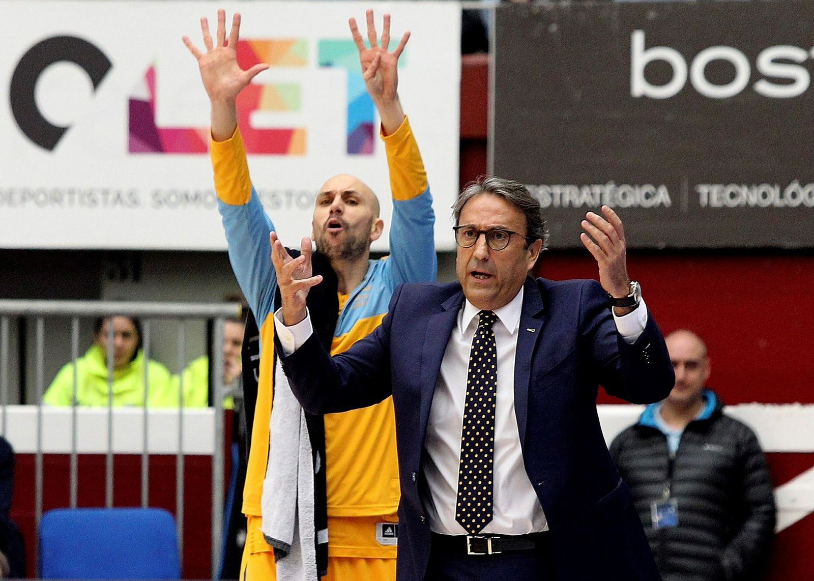 Luis Casimiro da instrucciones a sus jugadores en su etapa en el Gran Canaria, con Albert Oliver detrás.